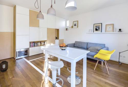 Дизайн маленькой квартиры-студии с одним окном