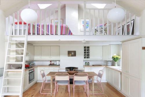 Дизайн маленькой квартиры-студии с одним окном