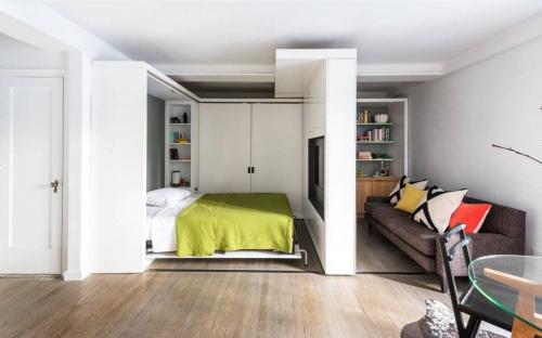 Дизайн маленькой квартиры-студии с одним окном