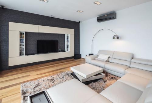 Телевизор напротив окна в гостиной.   Куда спрятать провода и кабели 04