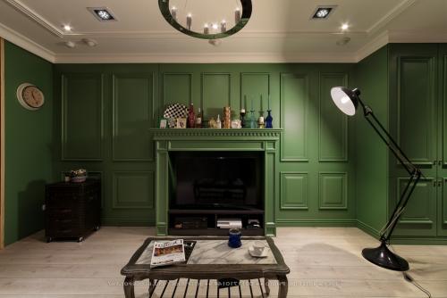 Телевизор напротив окна в гостиной.   Куда спрятать провода и кабели 02