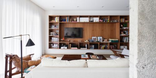 Телевизор напротив окна в гостиной.   Куда спрятать провода и кабели 01