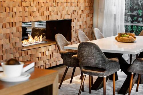 Спилы деревьев в интерьере. Стена из спилов дерева 04 Спилы деревьев в интерьере. Стена из спилов дерева 04