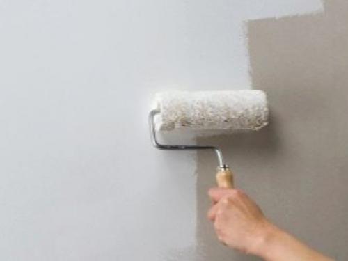 Во сколько слоев красить стены. Красим стены водоэмульсионной краской 06