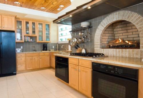 Декоративный камин на кухне. Кухня с камином, оригинальное решение для современного интерьера