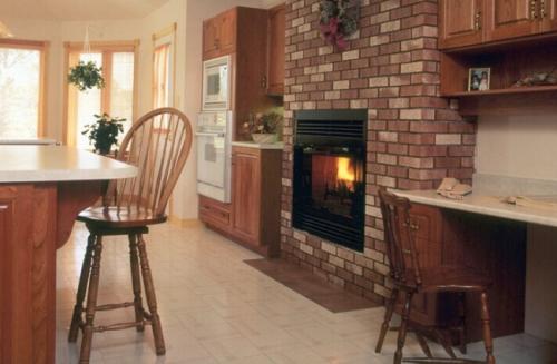 Декоративный камин на кухне. Кухня с камином, оригинальное решение для современного интерьера