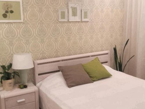 Виды обоев для спальни. Материал