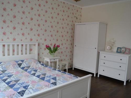 Виды обоев для спальни. Материал