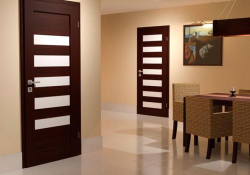 Темный пол светлые двери. Сочетание темных дверей со светлым полом