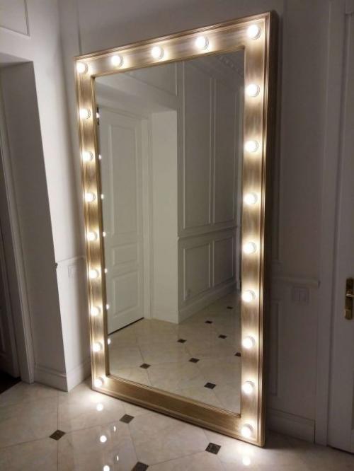 Прихожая с большим зеркалом. Подсветка