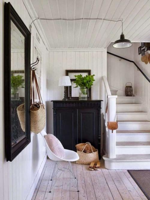 Прихожая с большим зеркалом. Подсветка