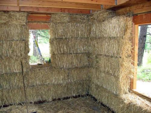 Дом из соломы. Соломенные блоки, их преимущества и недостатки