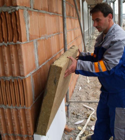 Чем лучше утеплить кирпичный дом снаружи. Перечень лучших материалов для работы с кирпичными стенами