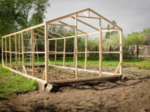 Как правильно установить теплицу. Сборка теплицы из поликарбоната 06