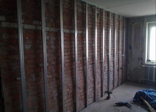 Каркас из профиля. Выравнивание стены