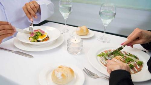 Для чего, какая вилка. Зачем в ресторане подают 2 вилки и 2 ножа