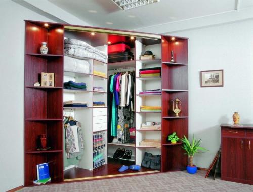 Угловые шифоньеры в зал. Преимущества и недостатки угловых шкафов-купе в гостиной