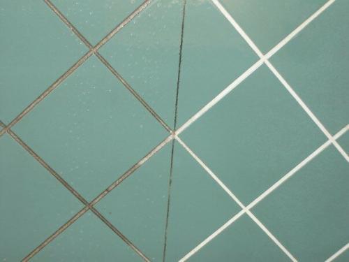 Как затемнить межплиточные швы. Как обновить затирку между плиткой в ванной. Окрашивание швов - простой, но долговечный способ