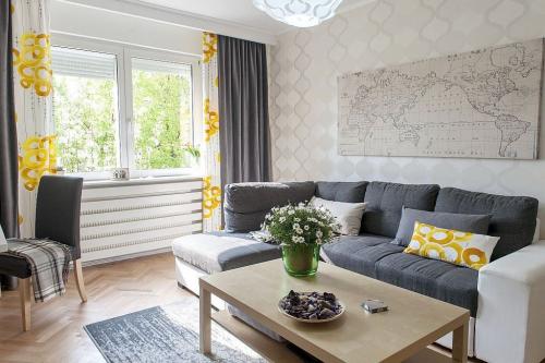 Чем украсить стену над диваном. Как и чем украшать стену над диваном