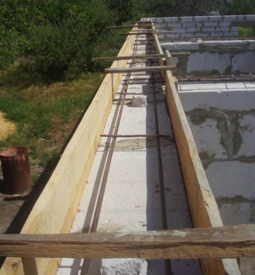 Через сколько можно снимать опалубку с армопояса. Как залить армированный пояс?