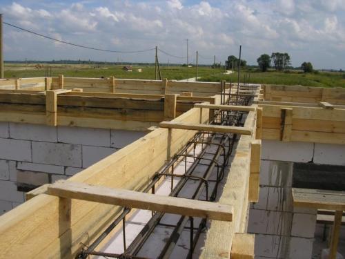 Через сколько можно снимать опалубку с армопояса. Как залить армированный пояс?