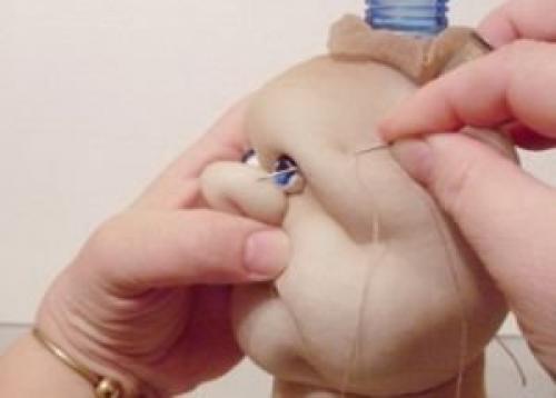 Как из бутылки сделать куклу. Куклы из пластиковых бутылок своими руками. Быстро и красиво 14