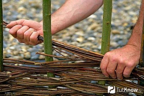 Ограждение для грядок из чего сделать. Заборчик из лозы для грядки своими руками