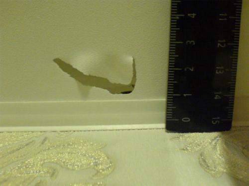 Сколько стоит заделать дырку в натяжном потолке. Почему происходит повреждение натяжного полотна