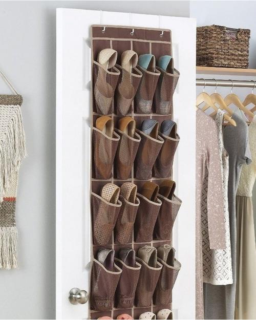 Хранение обуви в шкафу купе. В текстильных мешках на открытых полках