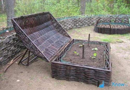 Ограждение для грядок из чего сделать. Заборчик из лозы для грядки своими руками