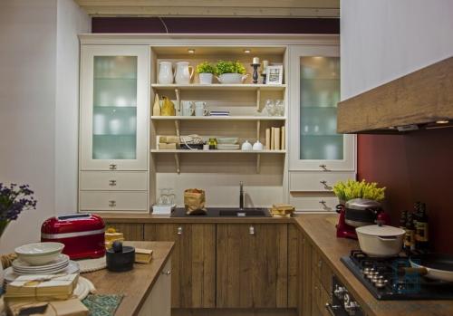 Дизайн кухни. Красивый дизайн кухни, расположенной в частном доме