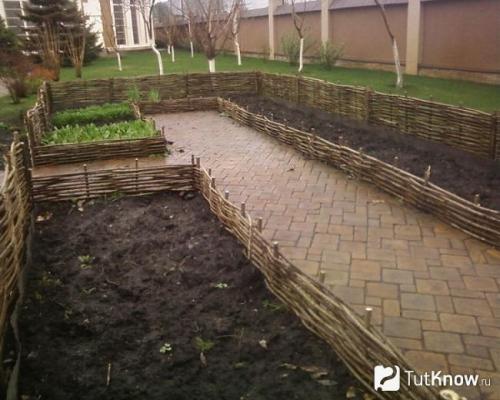 Ограждение для грядок из чего сделать. Заборчик из лозы для грядки своими руками