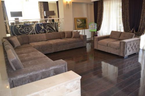 Коричневая мебель в интерьере. С зеленым