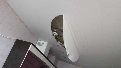 Порез на натяжном потолке, что делать. Причины повреждений натяжного потолка