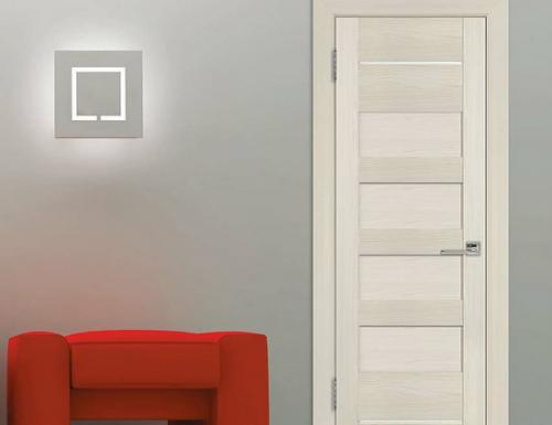 Плинтус в цвет пола или дверей. Какого цвета ставить двери: в тон полу или нет