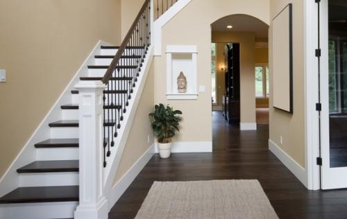 Лестница в двухуровневой квартире. Лестница в дизайне двухуровневой квартиры 03