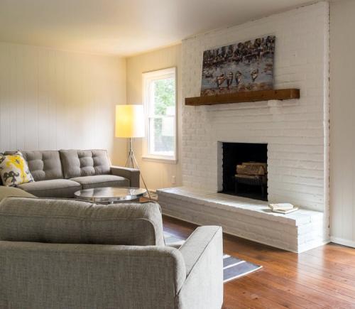 Кирпичная белая стена в интерьере. Влияние на визуальное впечатление