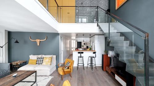 Лестница в двухуровневой квартире. Лестница в дизайне двухуровневой квартиры 08