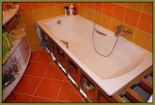 Фартук для ванной из плитки. Керамические фартуки для раковин и ванн: традиционная надежность 05