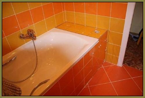 Фартук для ванной из плитки. Керамические фартуки для раковин и ванн: традиционная надежность 09