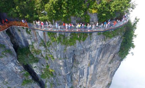 Китайский стеклянный мост лопнул прямо под туристами. Знаменитый стеклянный мост в Китае начал трескаться прямо под ногами незадачливых туристов
