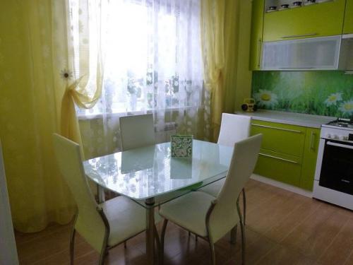 Темно зеленые стены на кухне. Преимущества бело-зеленых тонов на кухне