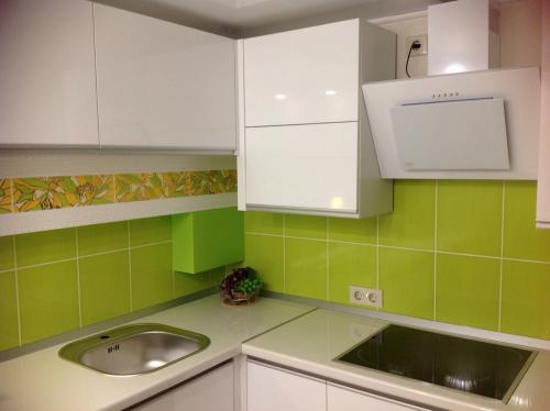 Белая кухня с зеленым фартуком. Где рекомендовано использовать цвет