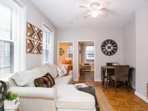 Два окна в комнате на разных стенах. Как оформить интерьер комнаты с двумя окнами 11