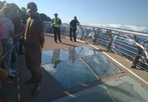 Китайский стеклянный мост лопнул прямо под туристами. Знаменитый стеклянный мост в Китае начал трескаться прямо под ногами незадачливых туристов 10