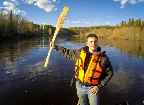 Плот из кег. Ухтинцы построили плот из мусора