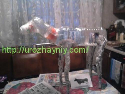 Корова пластиковых из бутылок своими руками. Бычок из пластиковой бутылки. Автор Ольга Короннова