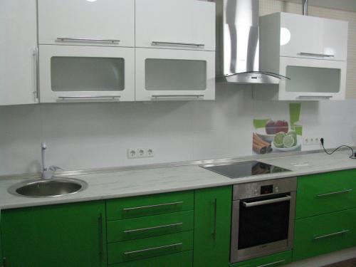 Темно зеленые стены на кухне. Преимущества бело-зеленых тонов на кухне