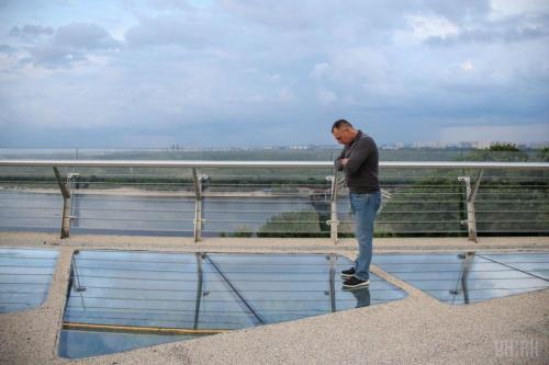 Китайский стеклянный мост лопнул прямо под туристами. Знаменитый стеклянный мост в Китае начал трескаться прямо под ногами незадачливых туристов 12