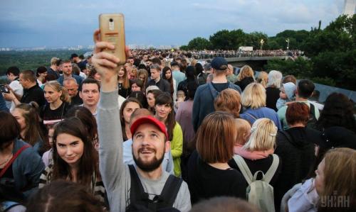 Китайский стеклянный мост лопнул прямо под туристами. Знаменитый стеклянный мост в Китае начал трескаться прямо под ногами незадачливых туристов 11